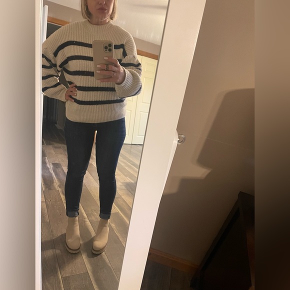 NWOB Enzo Angiolini Chelsea Boots - Picture 9 of 10